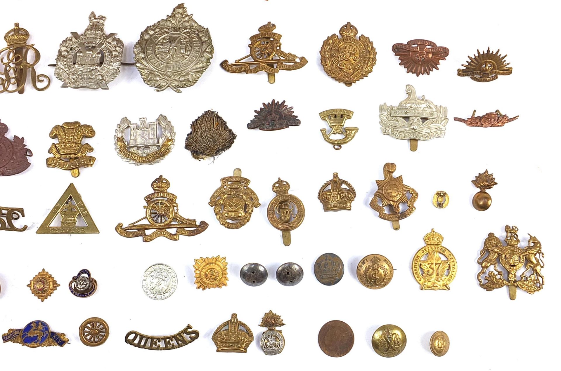 Predominantly military interest badges including King's Borders Own, Argyll & Sutherland and - Bild 3 aus 3