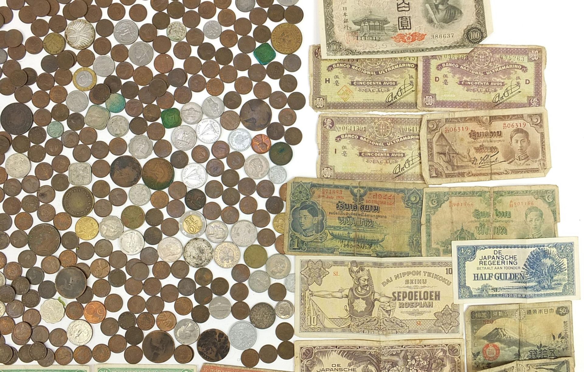 Collection of antique and later British and World banknotes including Japanese notes and a George - Bild 7 aus 10