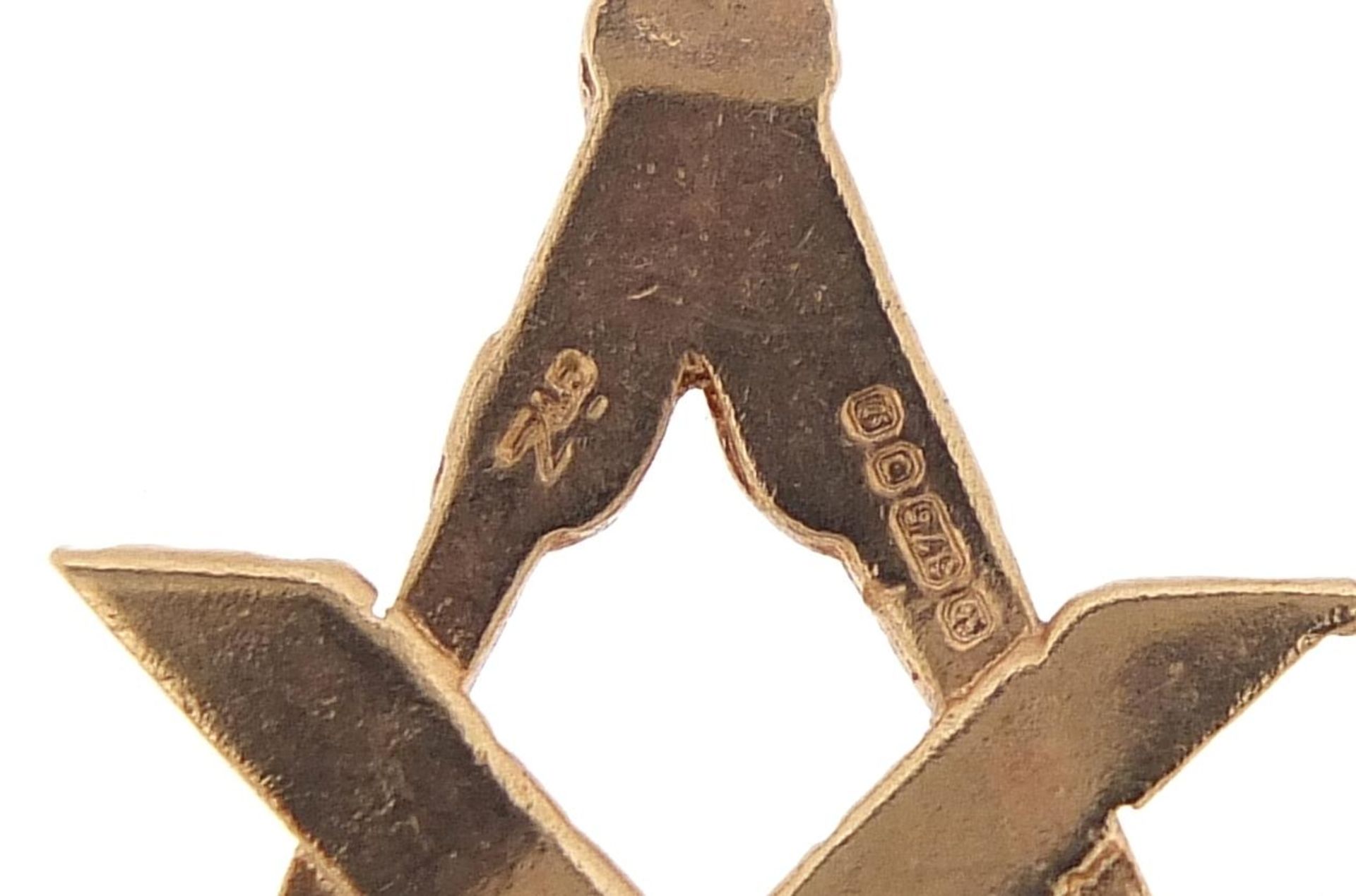 9ct gold masonic charm, 2.1cm high, 1.0g - Image 3 of 3