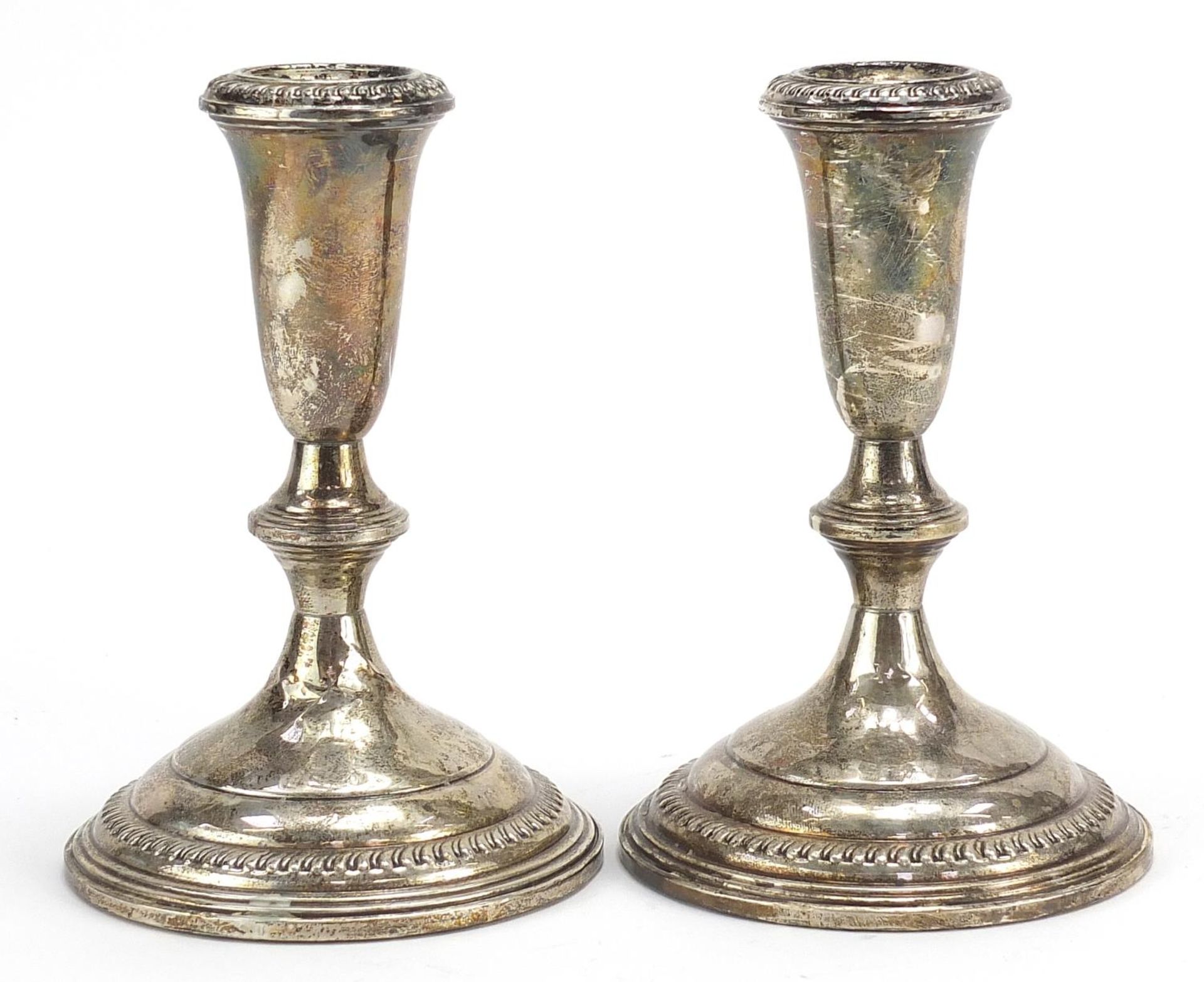 Pair of sterling silver weighted candlesticks, 14.5cm high, 770.0g - Bild 2 aus 4