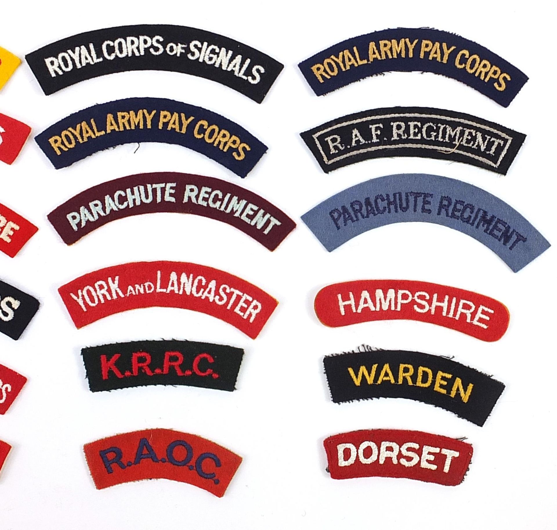 Military interest shoulder titles including Welsh Guards, Parachute Regiment, Royal Army Pay Corps - Bild 3 aus 3