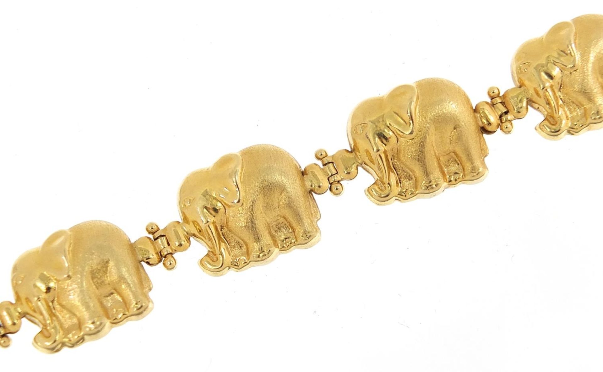 18ct gold elephant design bracelet, 18cm in length, 20.2g