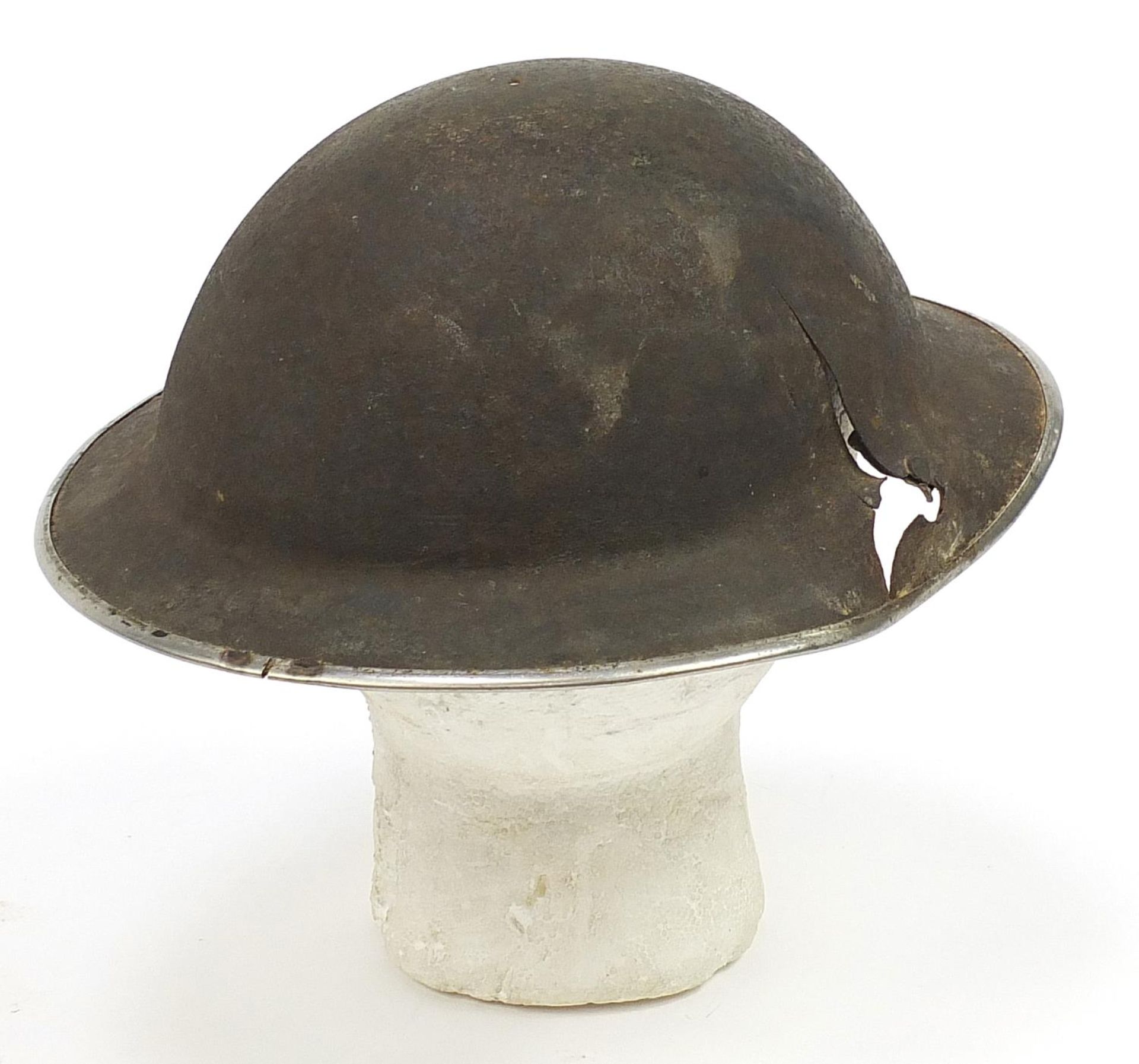 Military interest tin helmet with a bullet hole - Bild 2 aus 3