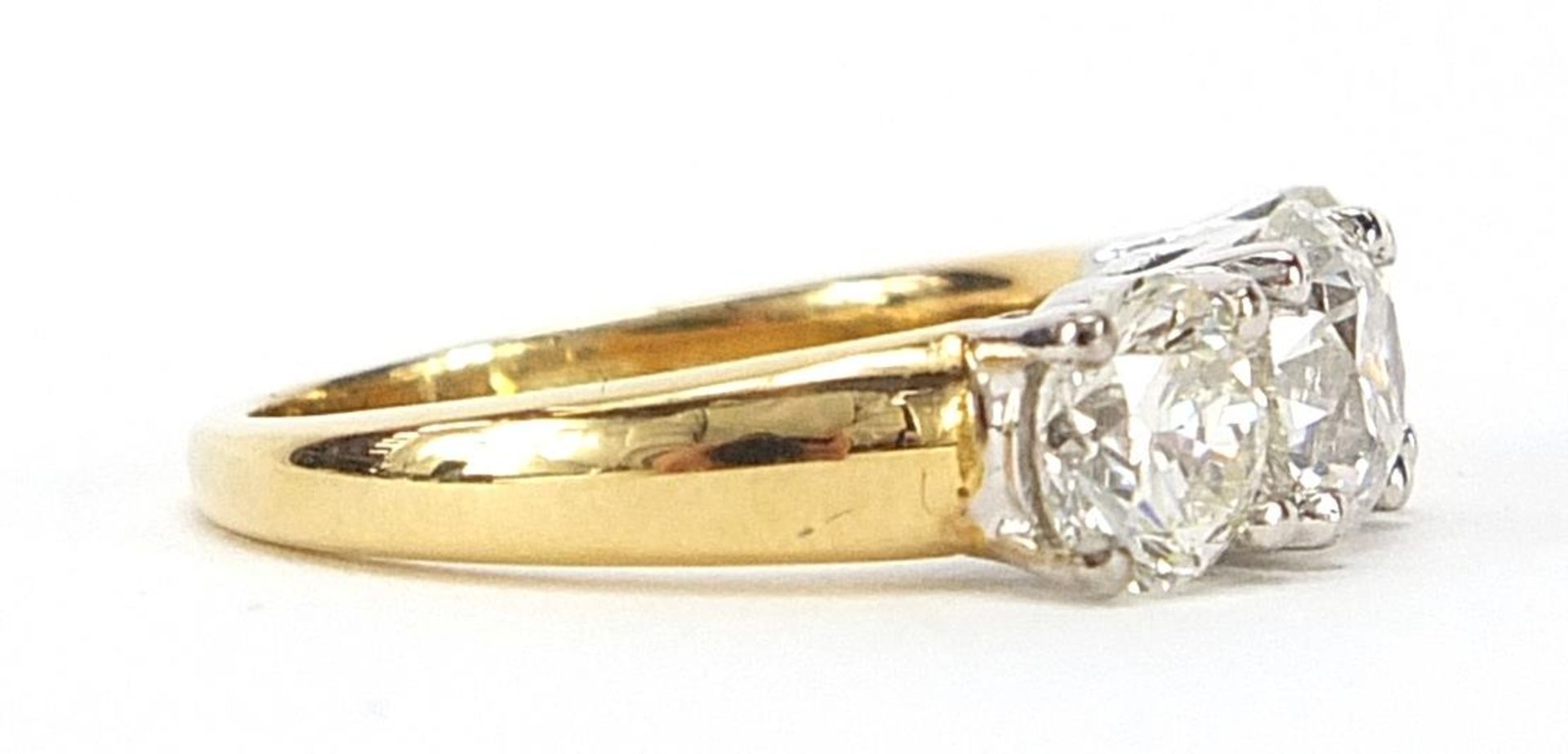 18ct gold diamond three stone ring, the central diamond weighing 0.96ct flanked by two diamonds each - Bild 3 aus 9