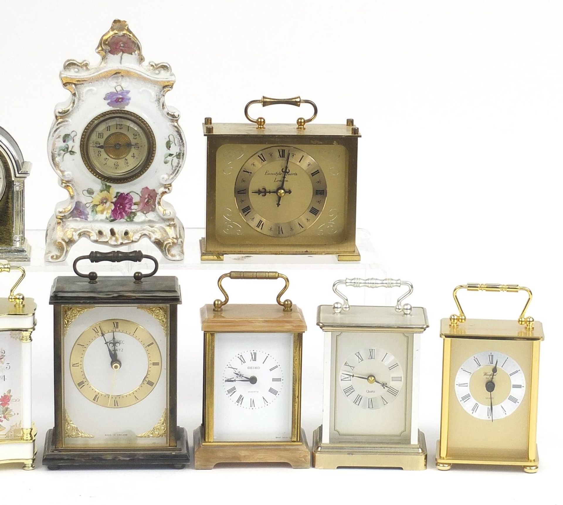 Selection of mantle clocks including a ceramic floral example, Seiko quartz and alabaster the - Bild 3 aus 3