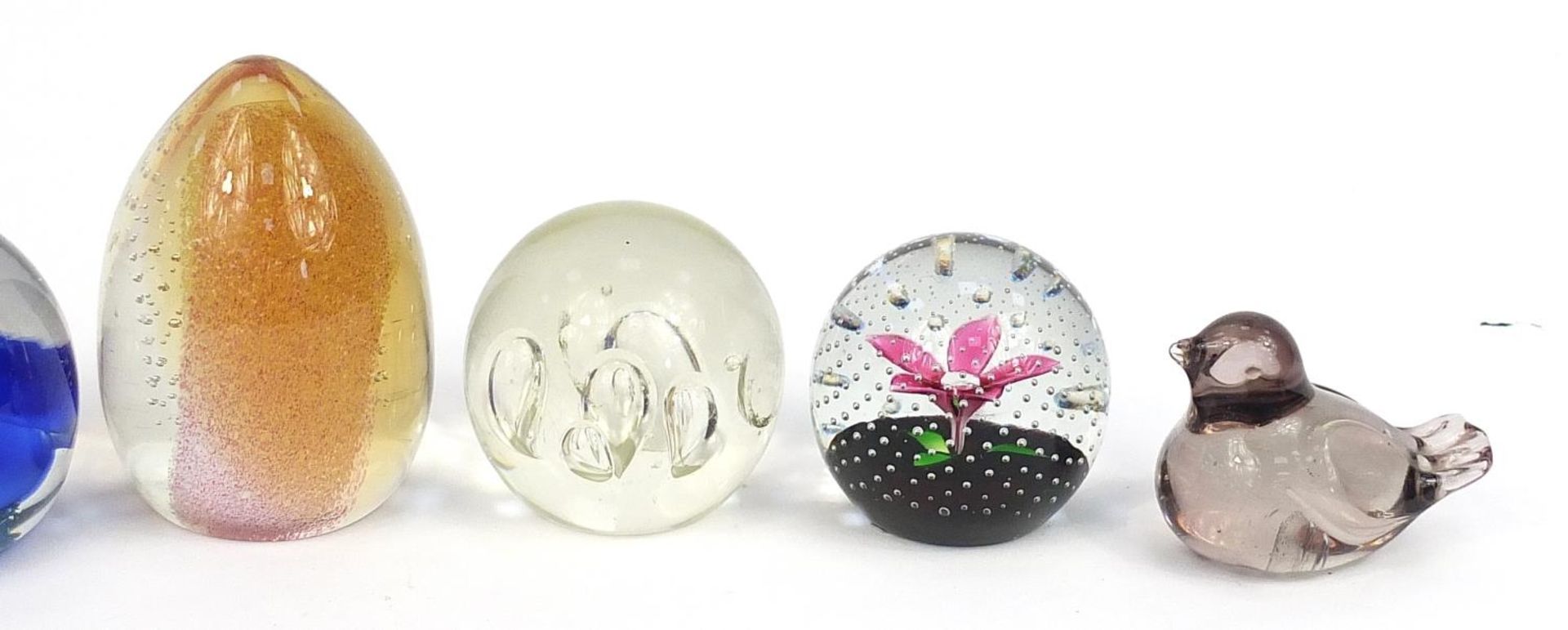Assorted glass paperweights including bird design, Caithness, rose design and a mushroom, the - Bild 3 aus 3