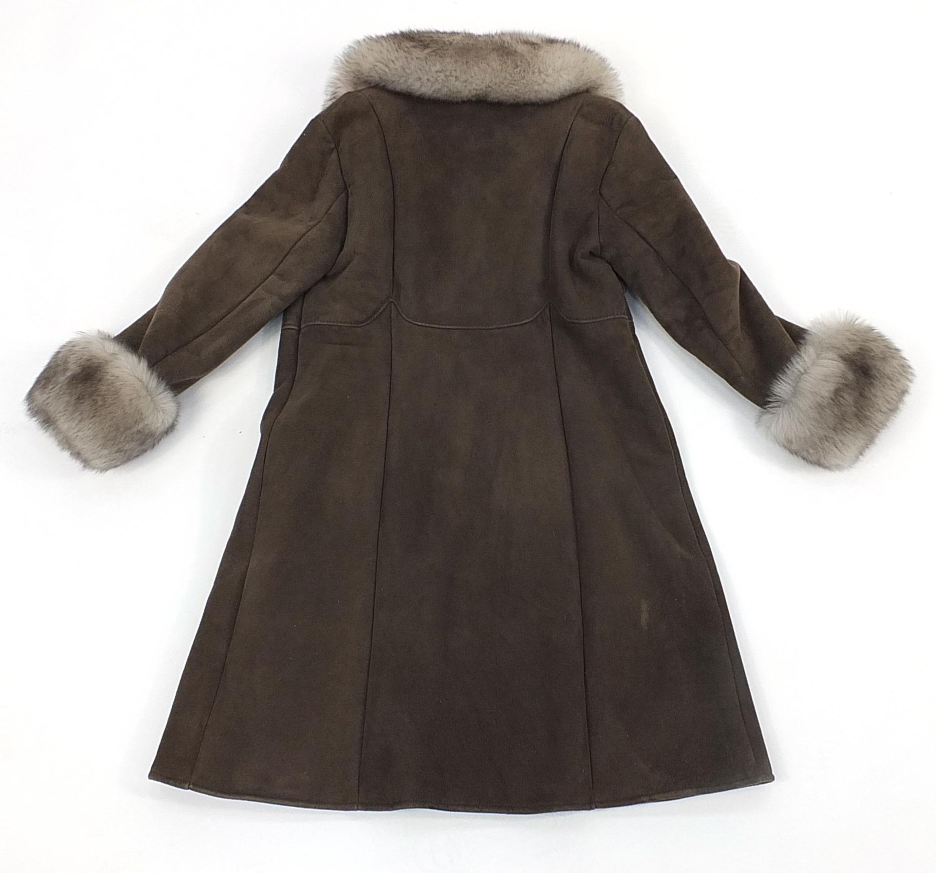 Real sheepskin ladies coat, size 14/16 - Image 2 of 3