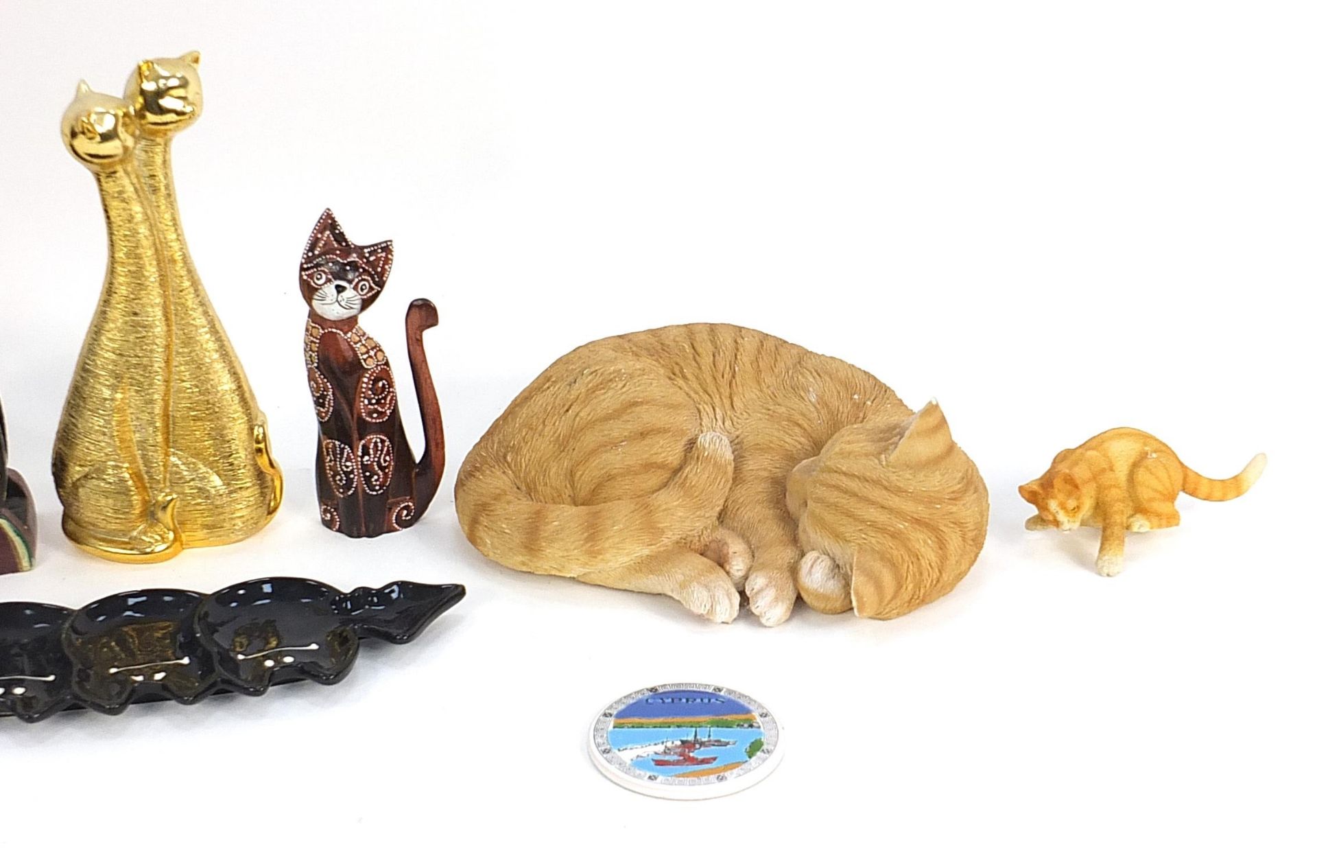Selection of cat related items including wooden letter rack, ceramic dish and sleeping ginger cat, - Bild 3 aus 3