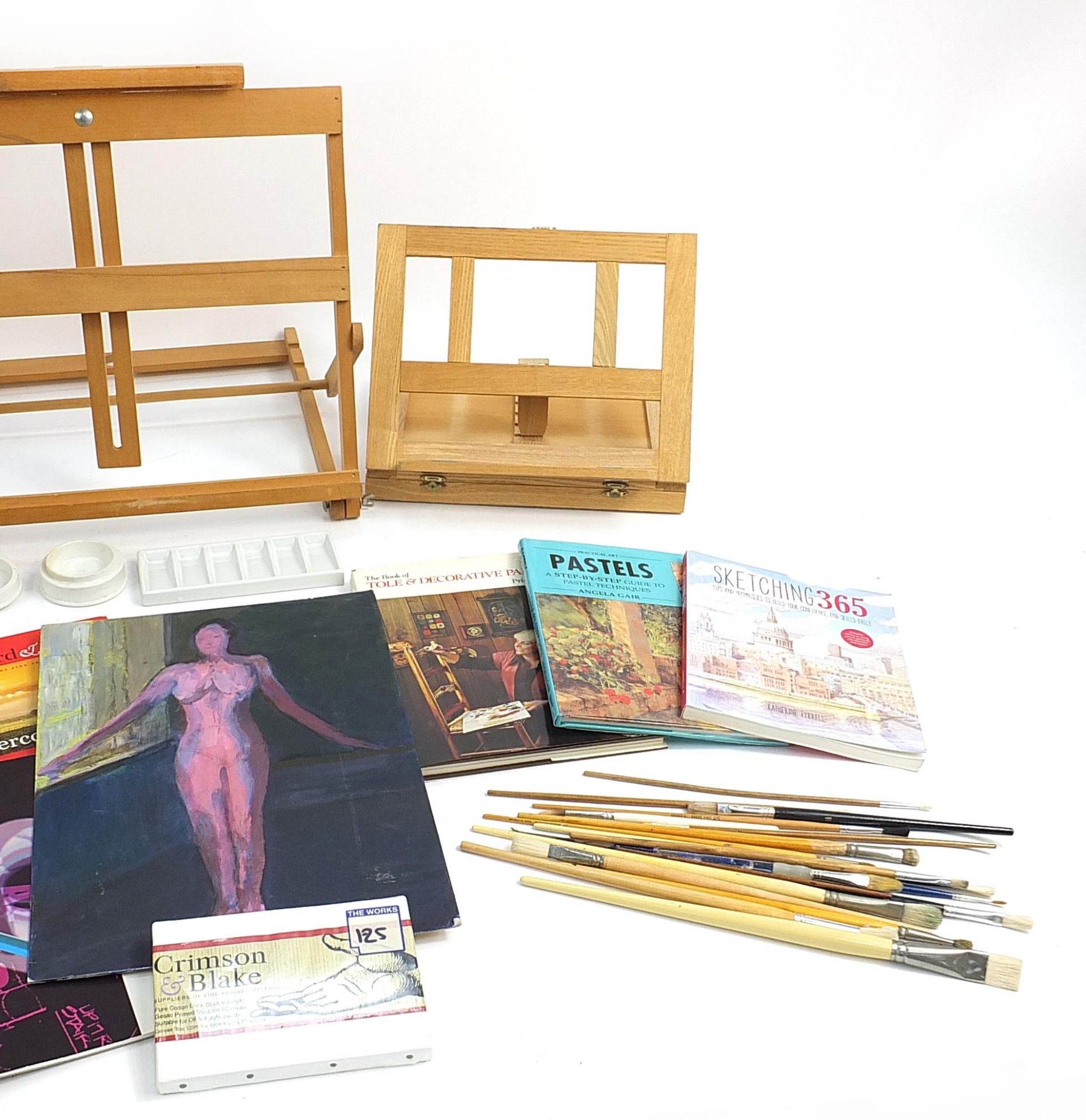 Wooden artist's easels, paint brushes, canvasses, paper and articulated models, the largest easel - Bild 3 aus 3