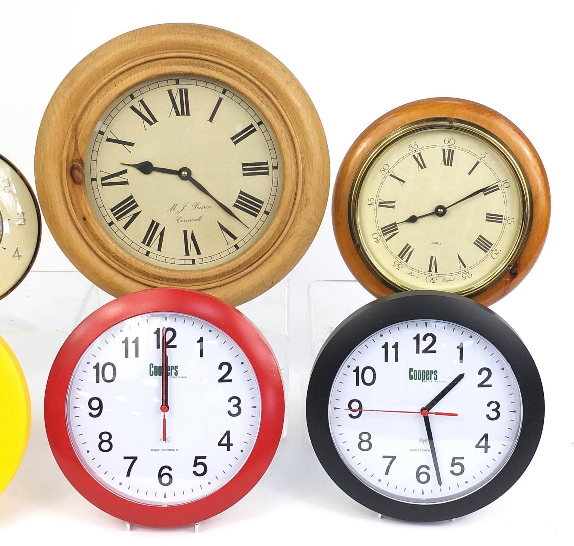 Selection of wall clocks including a retro Metamec example, the largest 33cm round - Image 3 of 3