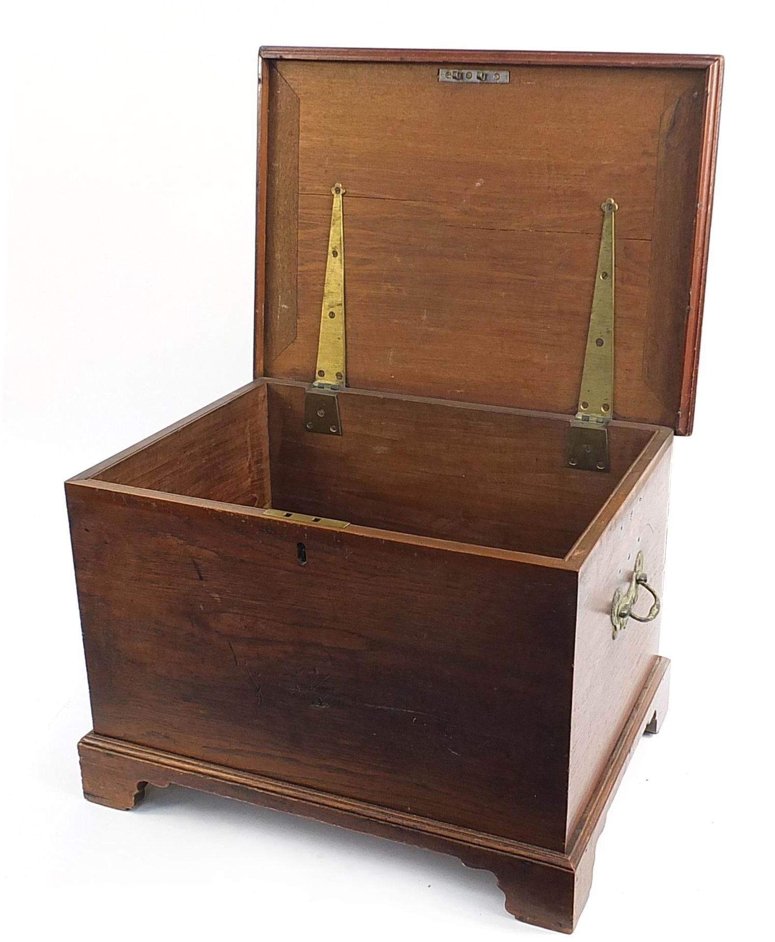 Mahogany lockable document box with brass hinges and carrying handles, 40cm H x 59cm W x 43cm D - Bild 2 aus 3