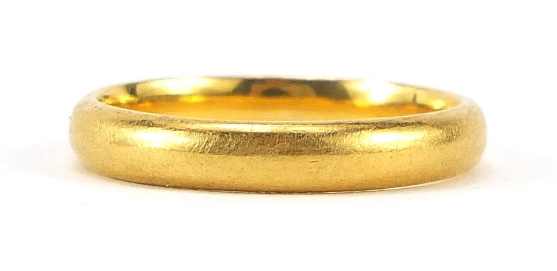 Unmarked gold wedding band (tests as 22ct gold), size N, 4.7g - this lot is sold without buyer's pr - Bild 2 aus 2