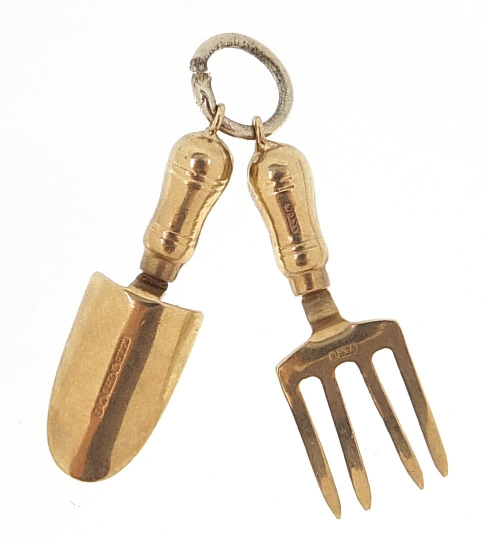 9ct gold gardening fork and trowel charm, 2.6cm high, 1.8g - Image 2 of 3