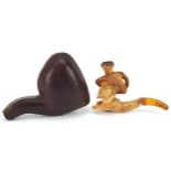 Meerschaum style pipe with velvet lined fitted case, 10cm in length