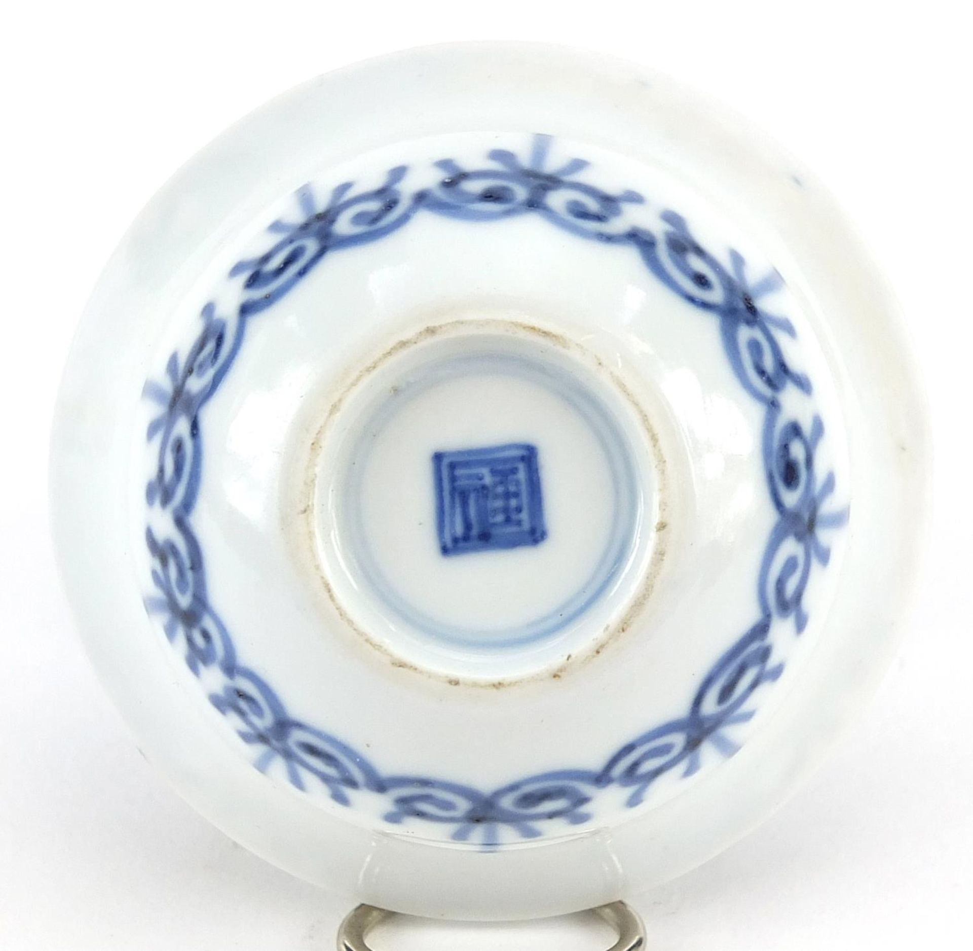 Chinese blue and white porcelain tea bowl hand painted with flowers, character marks to the base, - Bild 3 aus 3
