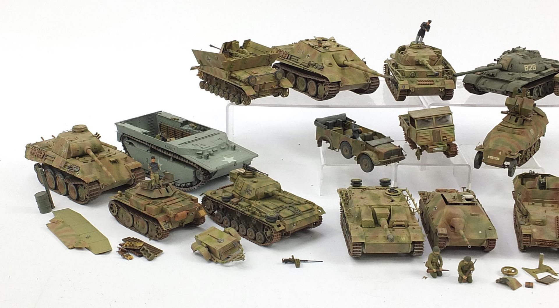 Collection of model kit army vehicles, the largest 22cm in length - Image 2 of 3