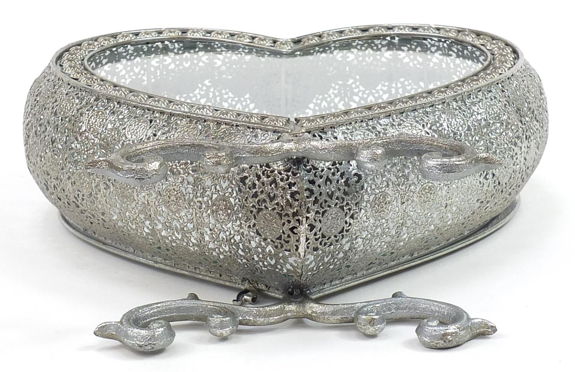 Ornate silvered love heart tealight holder with glass panels, 52cm high - Image 3 of 3