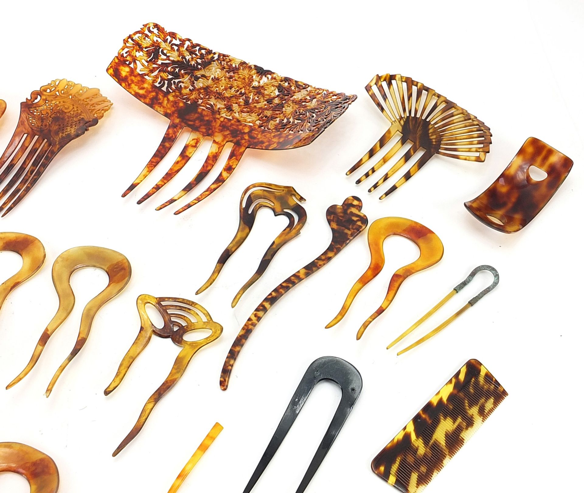 Collection of vintage faux tortoiseshell hair pieces and combs, the largest 19.5cm wide - Image 3 of 5