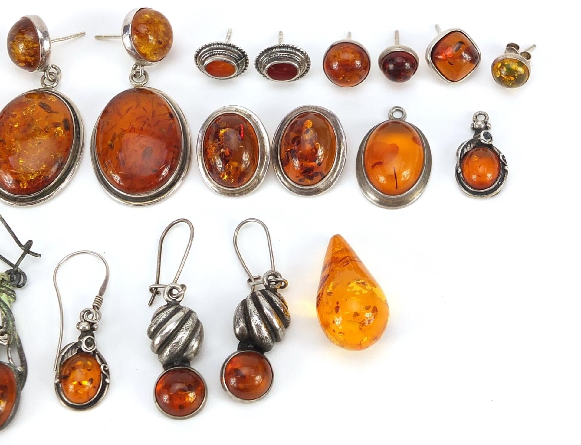 Collection of silver mounted natural amber earrings, the largest 4.5cm high, total weight 57.4g - Image 3 of 3