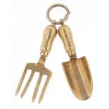 9ct gold gardening fork and trowel charm, 2.6cm high, 1.8g