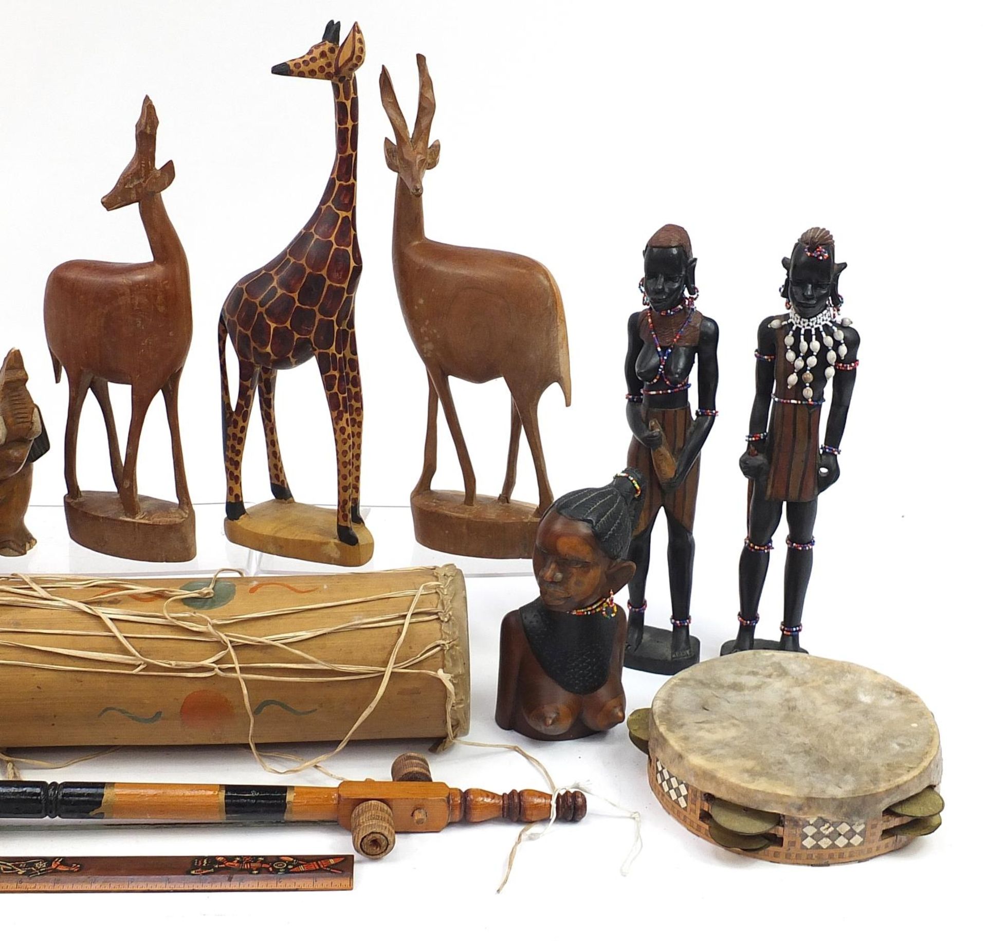 Wooden items including African figures, animals, instruments and large carved wall mask, the largest - Bild 4 aus 5