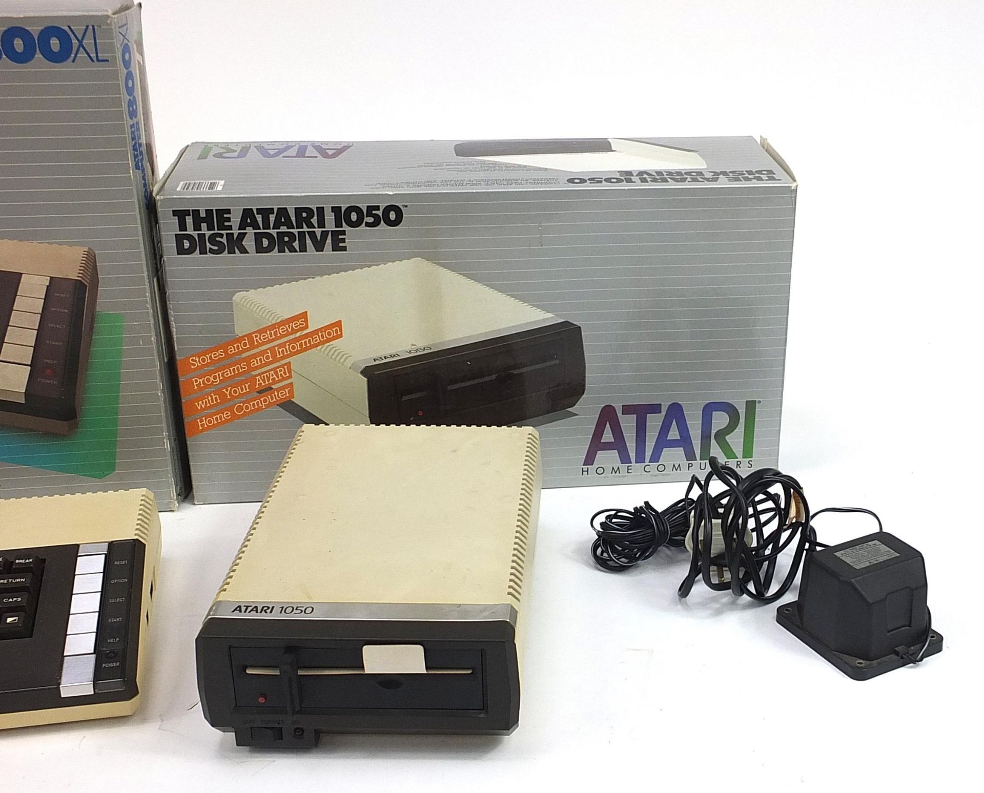 Atari 800XL computer and 1050 disc drive with boxes - Image 3 of 3