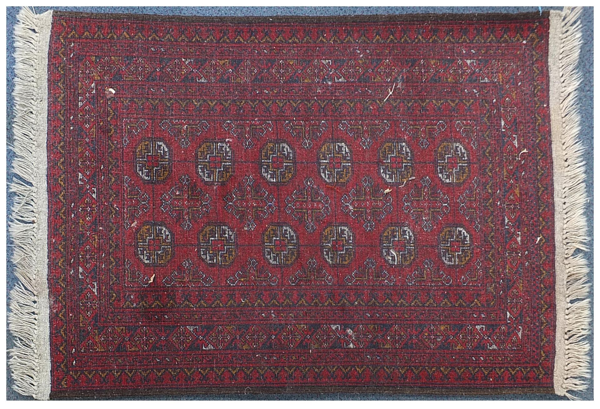 Red ground rug having an all over geometric design, 135cm x 80cm - Bild 2 aus 3