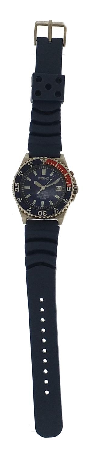 Seiko, gentlemen's Seiko Kinetic wristwatch with Pepsi bezel, the case numbered 090190, 38mm in - Image 2 of 4