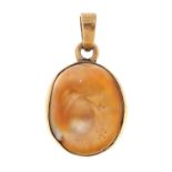 9ct gold mounted shell pendant, 3.0cm high, 5.6g