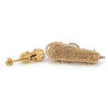 Large 9ct gold violin in a case charm, 3.2cm in length, 8.2g