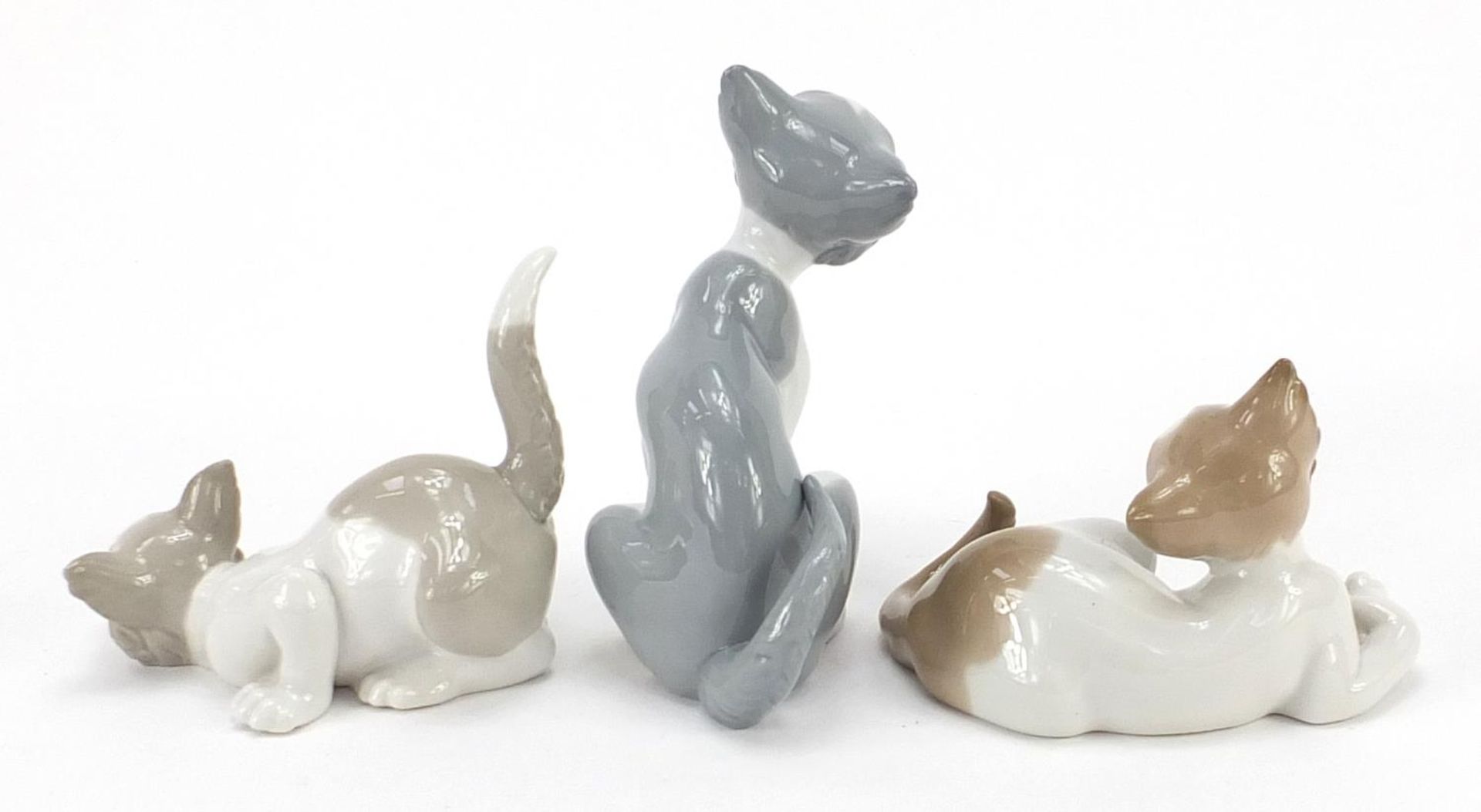 Three Lladro cats, the largest 14cm high - Image 2 of 4