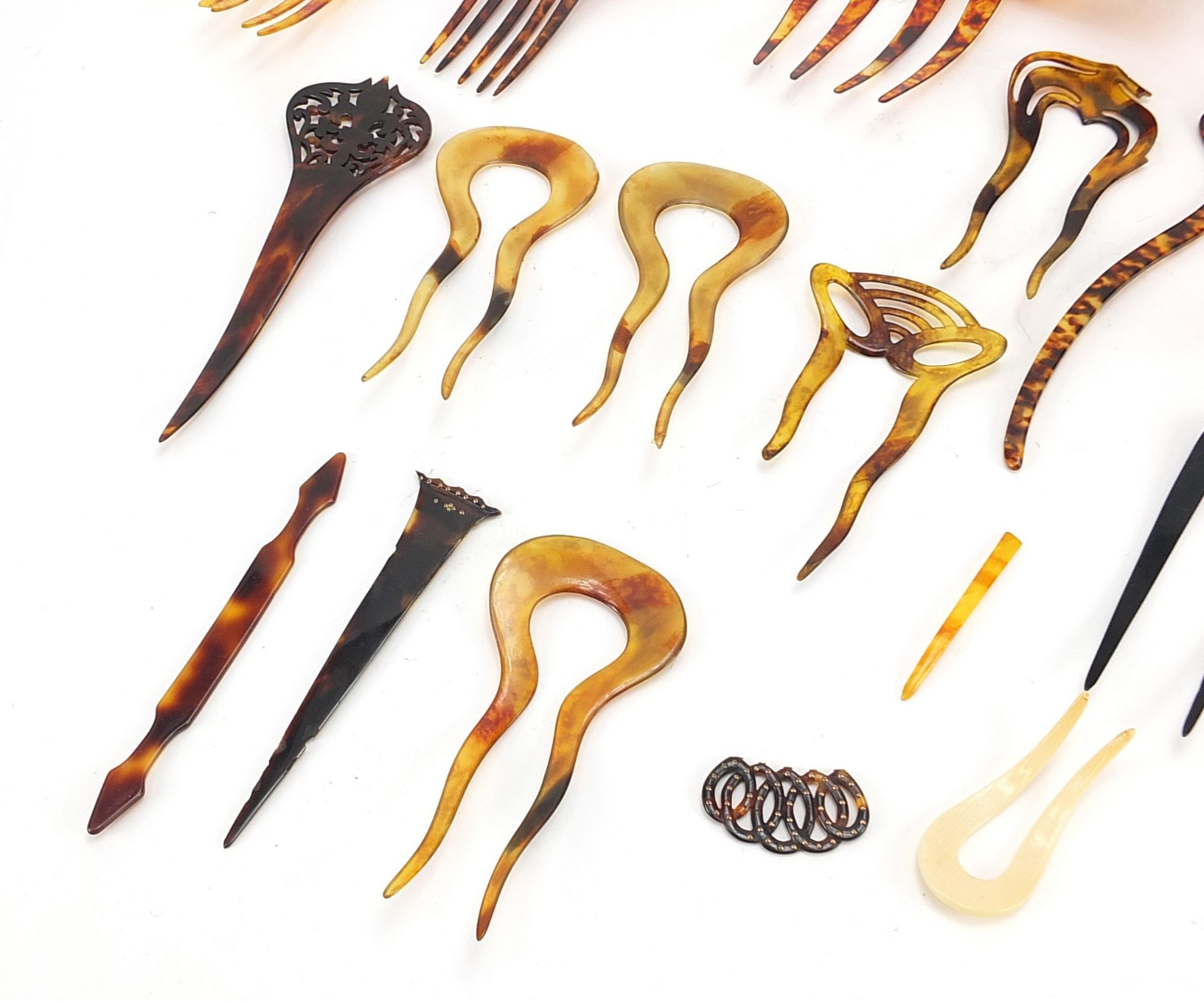 Collection of vintage faux tortoiseshell hair pieces and combs, the largest 19.5cm wide - Image 4 of 5