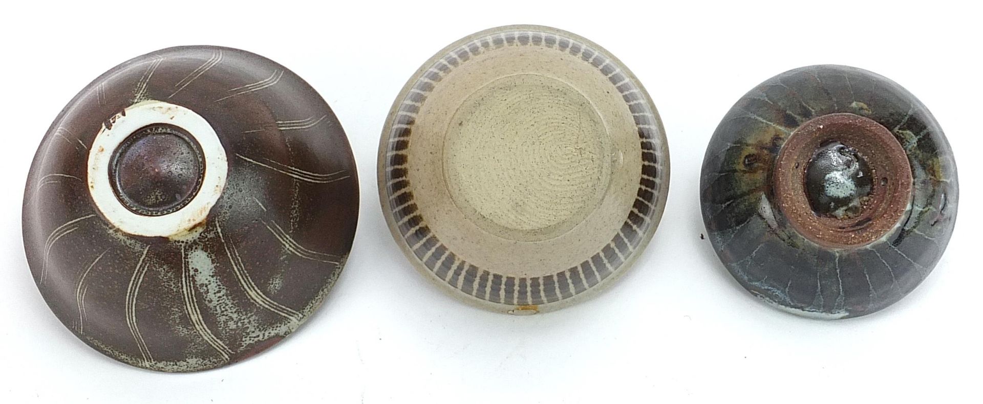 Three studio pottery bowls including examples by Tim Andrews and Kenneth Quick, each with - Bild 3 aus 6