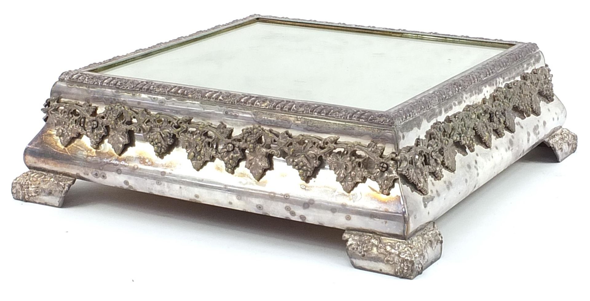 Square silver plated mirrored cake stand relief decorated with grapes on a vine, housed in a painted - Bild 2 aus 6