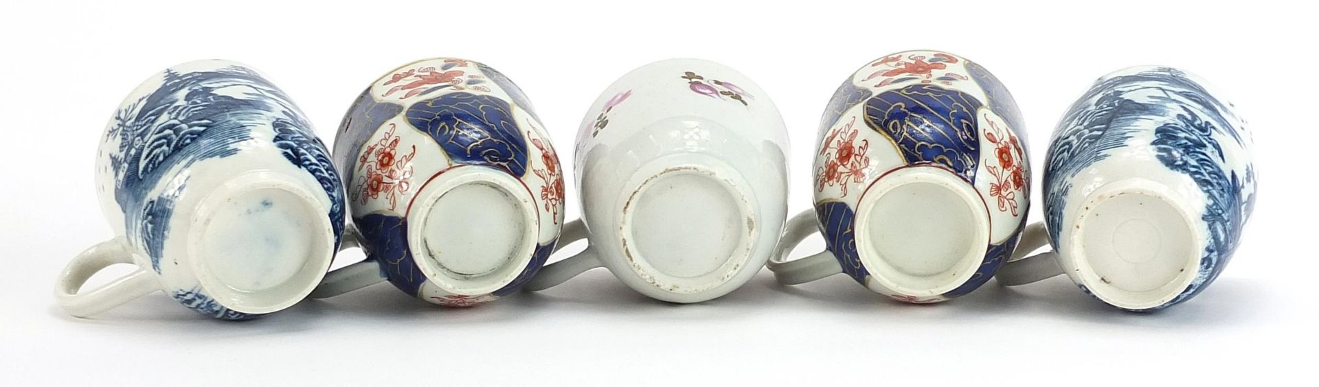 Five 18th century English porcelain coffee cups including Worcester Fisherman pattern, each - Bild 3 aus 3