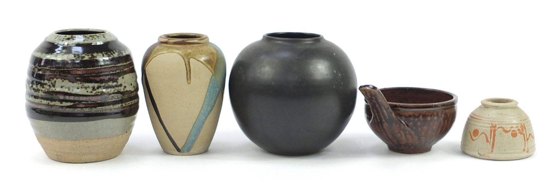 Studio pottery including a Michael Leach handled bowl and vase, possibly by Phil Rogers, the largest - Bild 4 aus 7