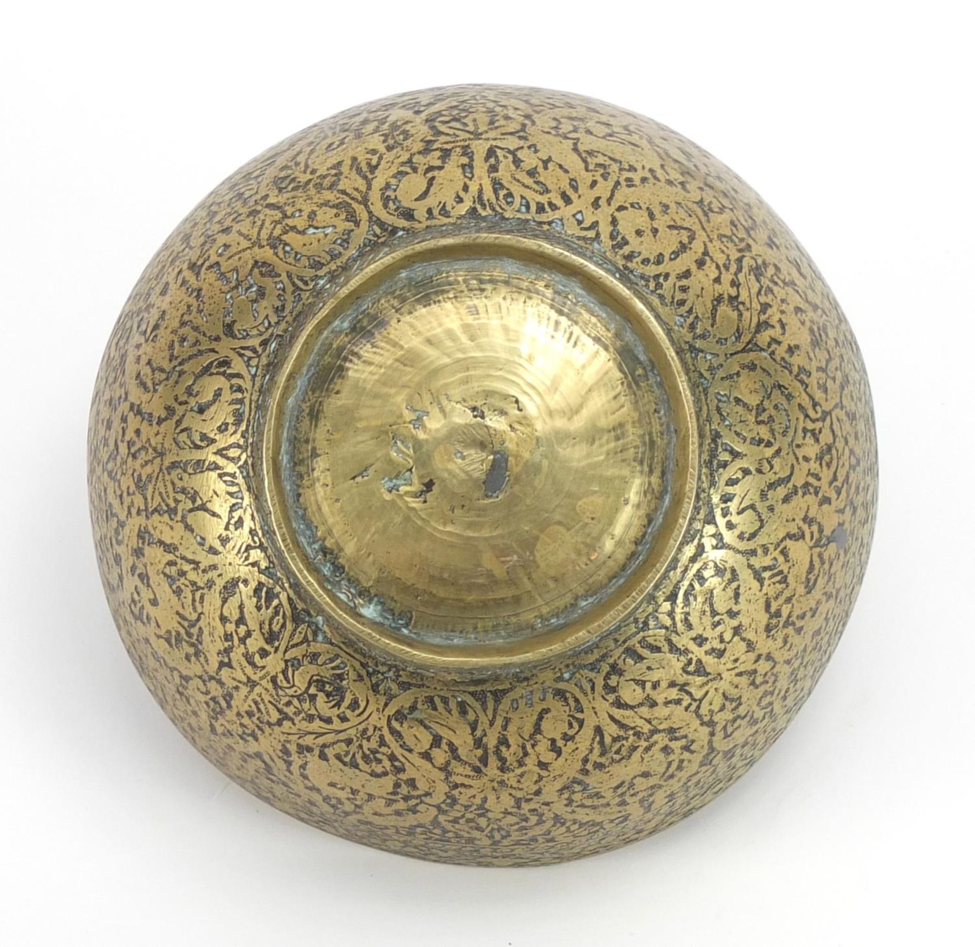 Islamic brass bowl engraved with wild animals and calligraphy, 14cm in diameter - Bild 4 aus 4