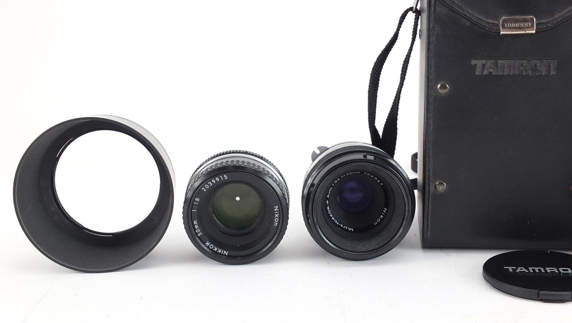 Five camera lenses comprising Tamron 60-300mm with case and four Nikon Nikkor 135mm, 55mm, 55mm - Bild 2 aus 4