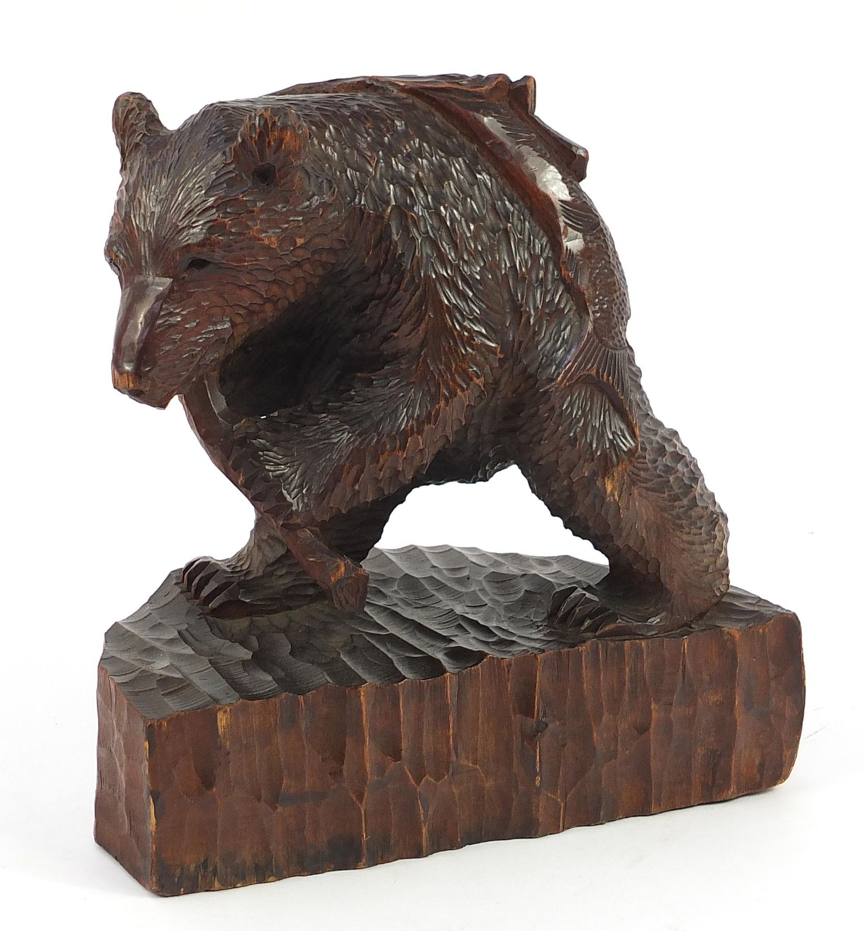 Large Black Forest carving of a bear with fish, 31cm wide
