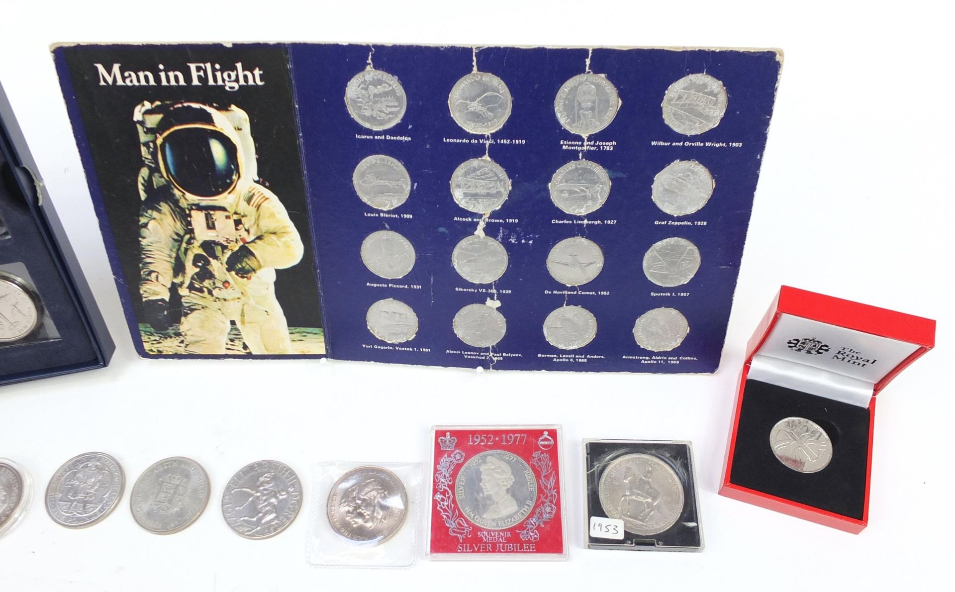 British commemorative coinage and tokens including five pound coins and Queen's Golden Jubilee - Image 3 of 7