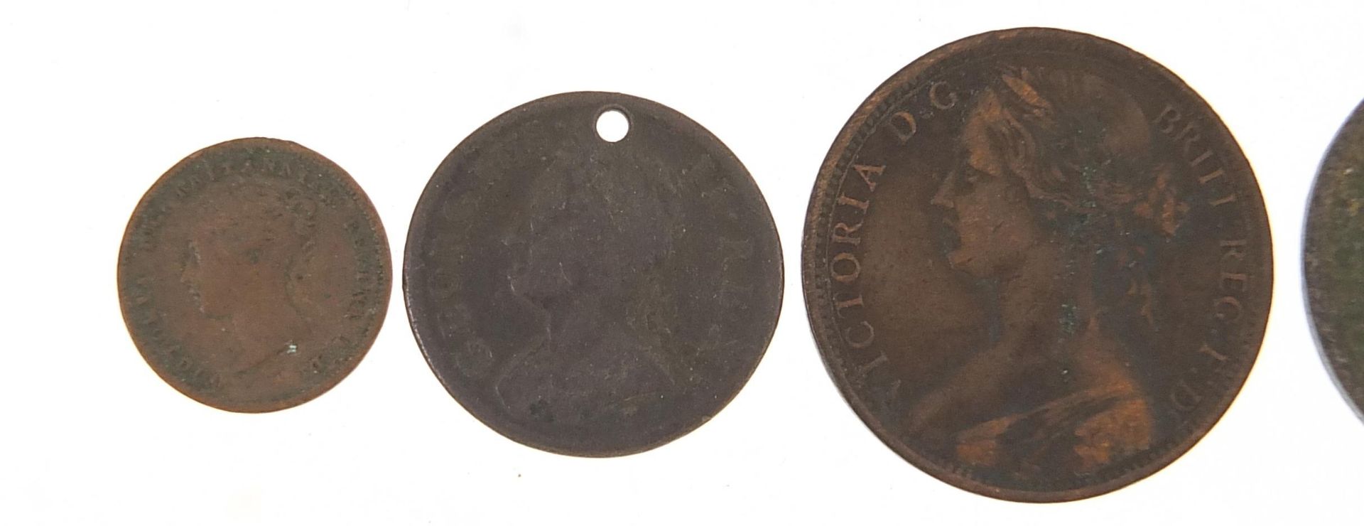 George III and later British coinage including 1843 half farthing and 1773 Queen Charlotte token - Bild 3 aus 4