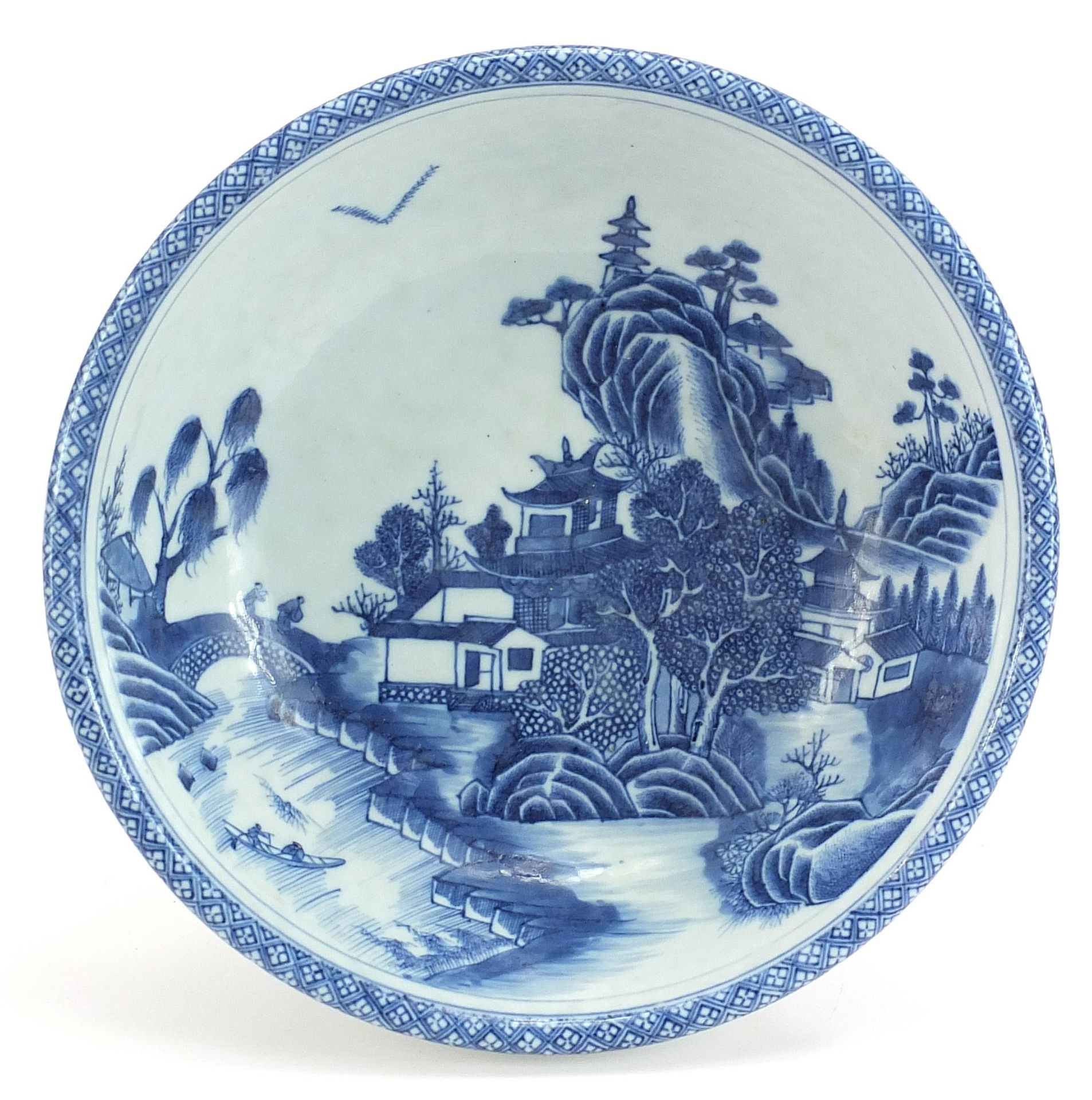Chinese blue and white porcelain footed bowl hand painted with figures crossing a bridge in a - Bild 3 aus 4