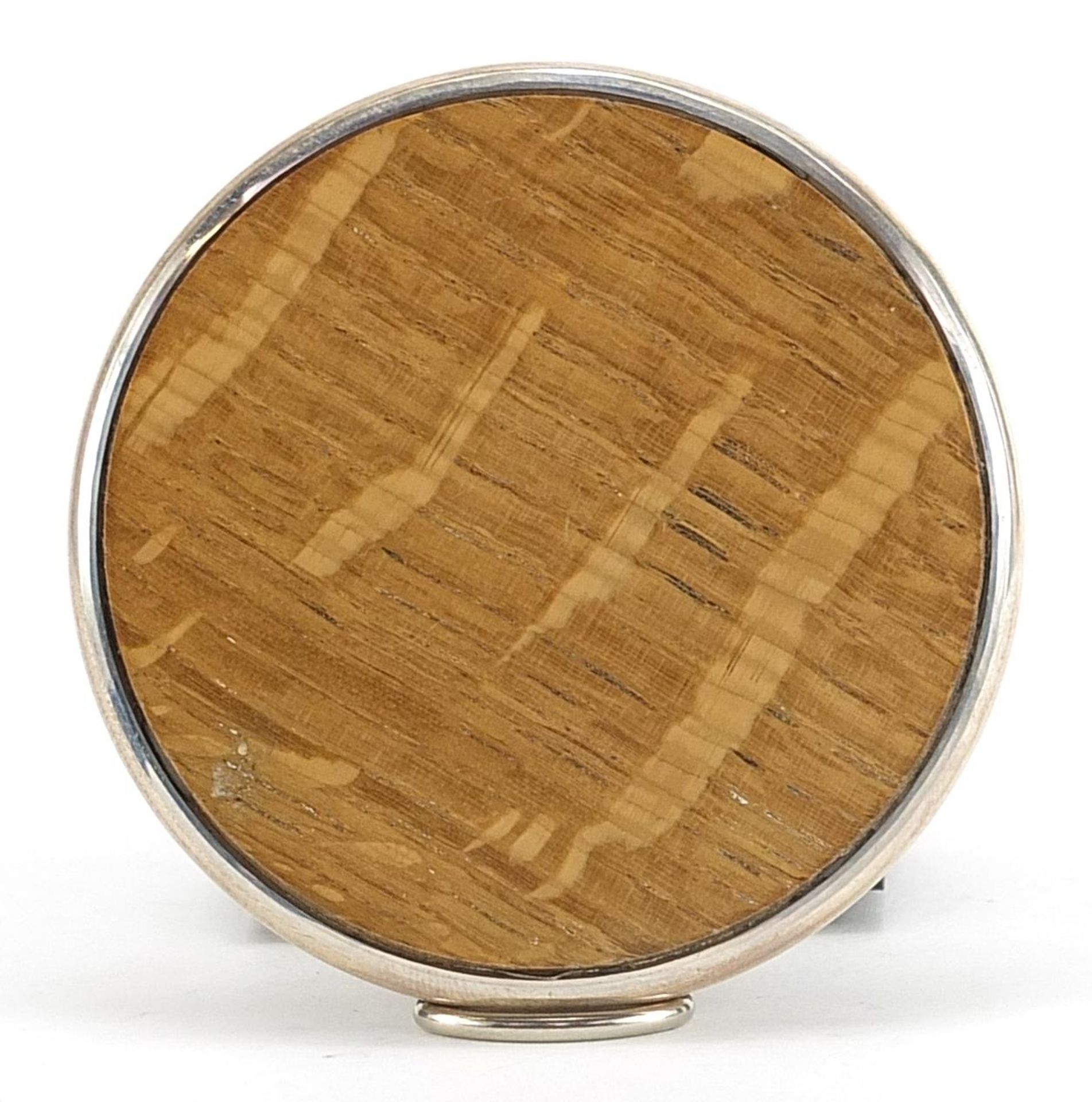 Simon J Beer, Elizabeth II circular silver and oak coaster, Sheffield 2000, 7cm in diameter, 72.0g - Image 2 of 2