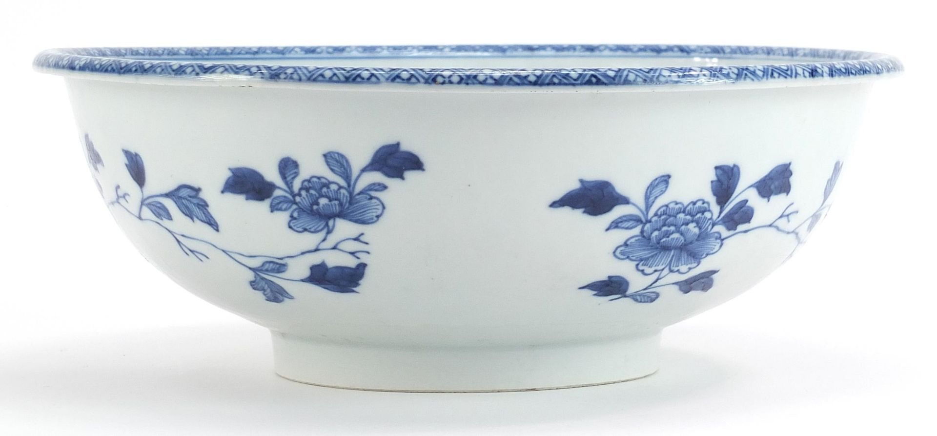 Chinese blue and white porcelain footed bowl hand painted with figures crossing a bridge in a - Bild 2 aus 4