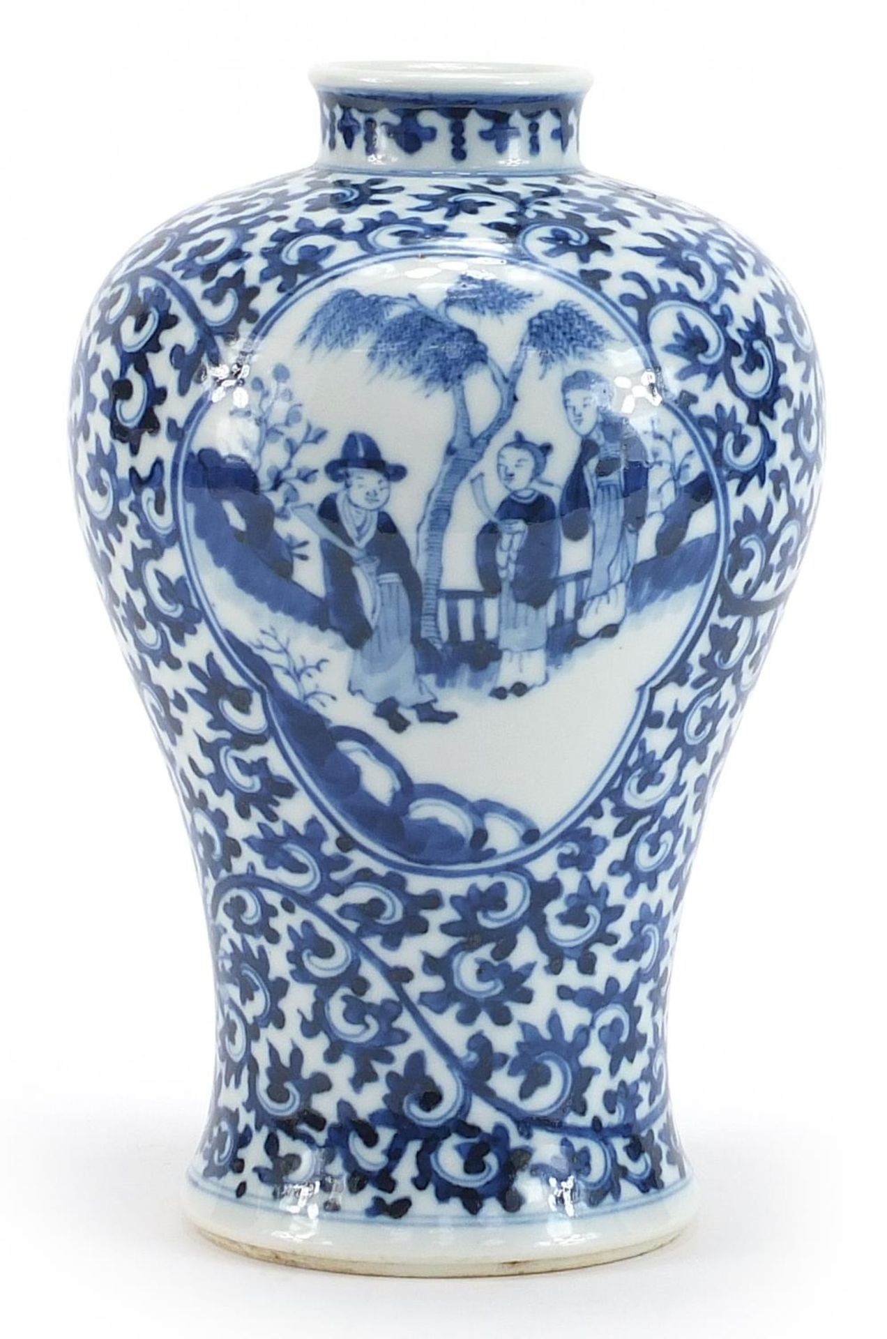 Chinese blue and white porcelain baluster vase hand painted with panels of figures onto a floral - Bild 2 aus 3