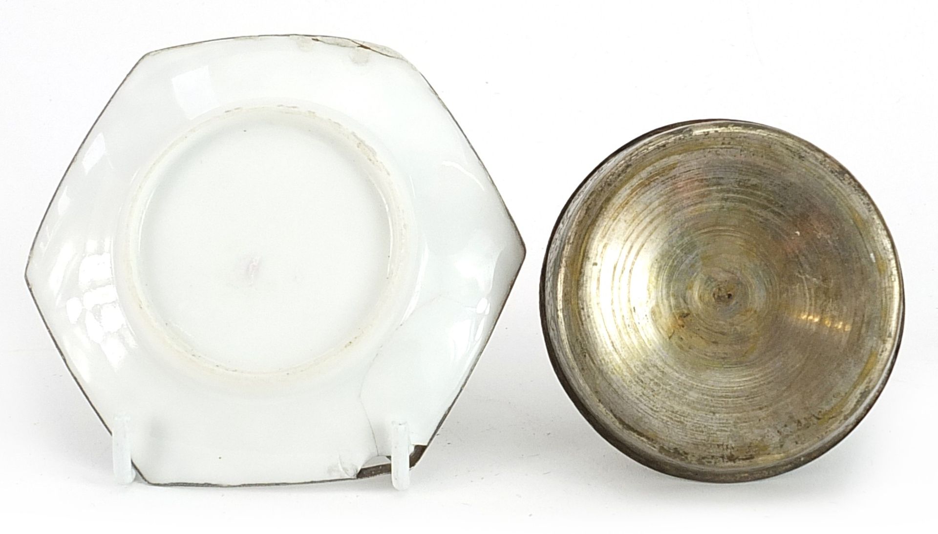 Islamic white metal box and cover and a porcelain dish with white metal overlay, the largest 9.5cm - Bild 3 aus 4