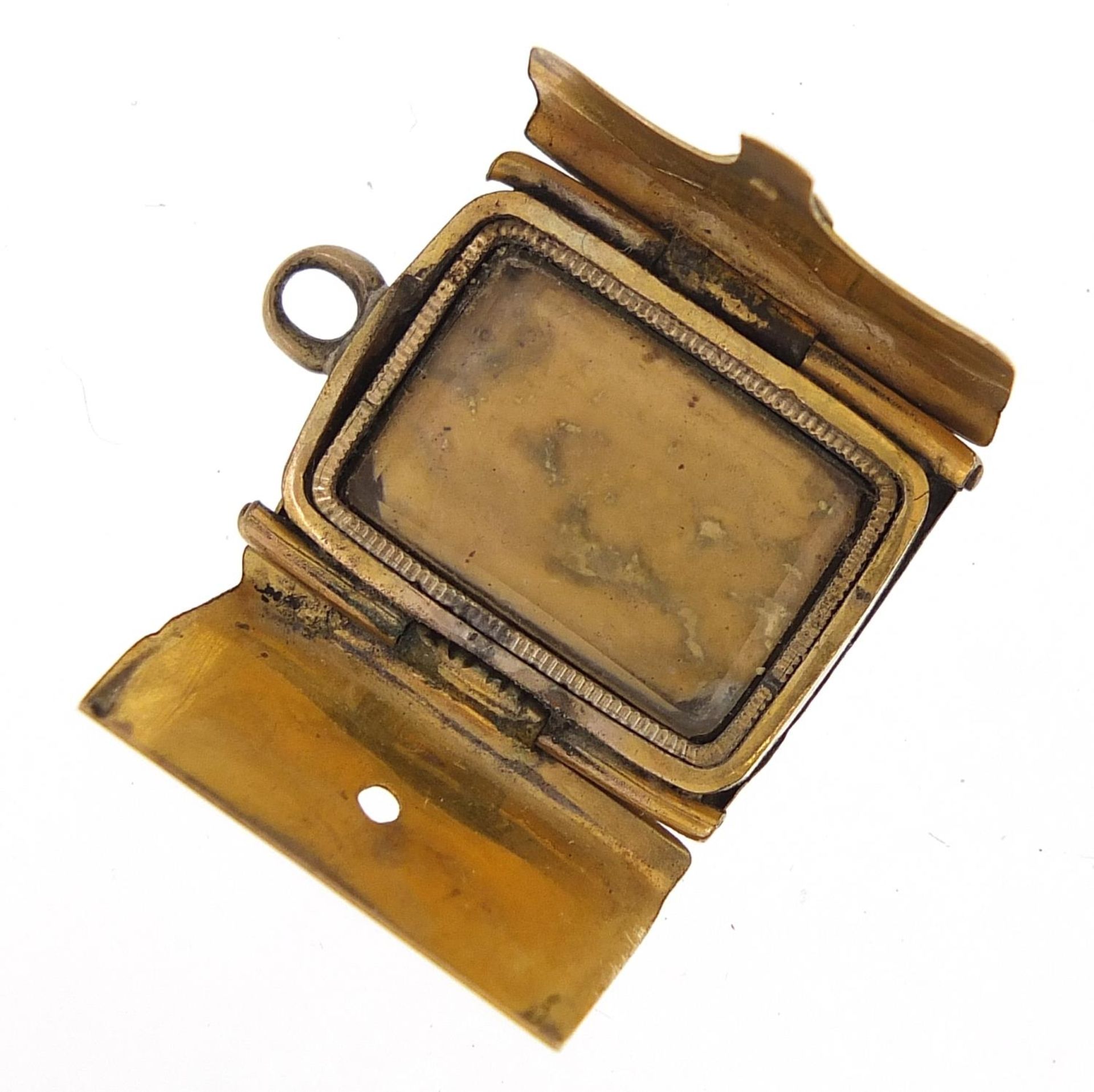 Antique unmarked gold locket in the form of a purse, engraved with flowers, (tests as 9ct gold) - Bild 2 aus 3