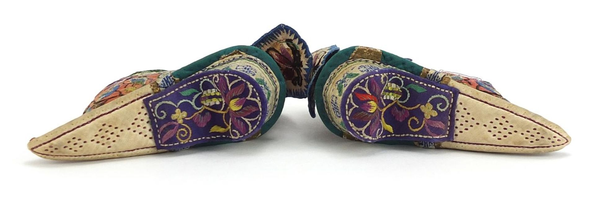 Pair of Chinese silk lotus shoes embroidered with flowers, each 11cm in length - Image 3 of 3