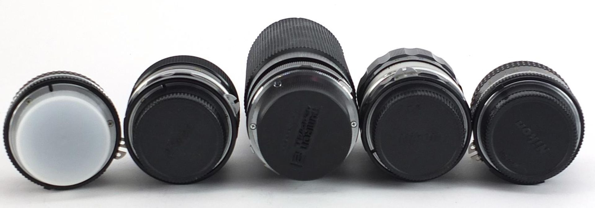 Five camera lenses comprising Tamron 60-300mm with case and four Nikon Nikkor 135mm, 55mm, 55mm - Bild 4 aus 4