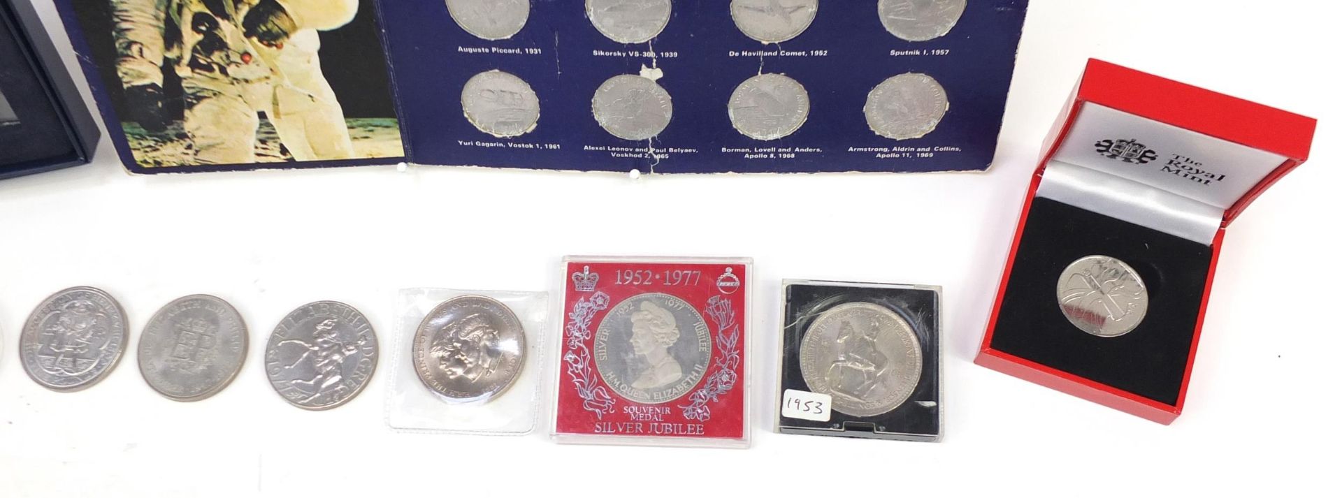 British commemorative coinage and tokens including five pound coins and Queen's Golden Jubilee - Image 7 of 7